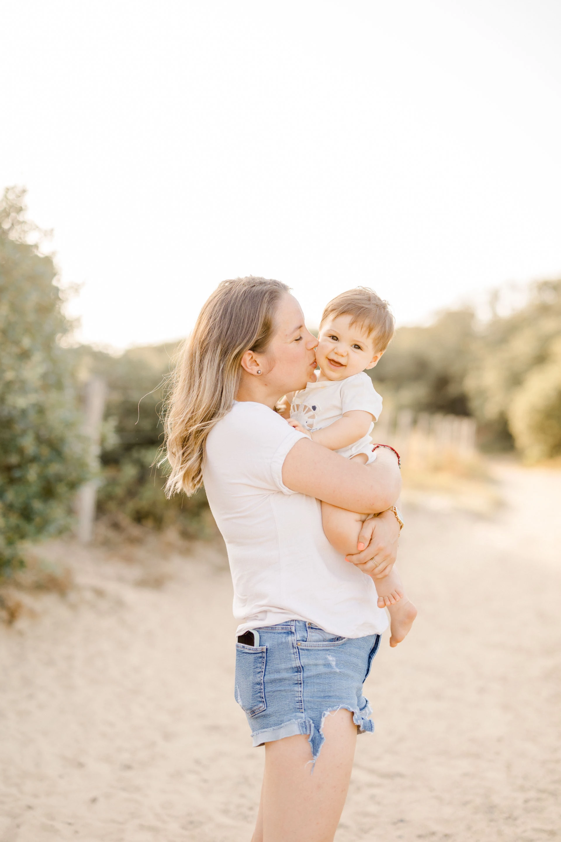 bonheur enfant sourire gris marron
